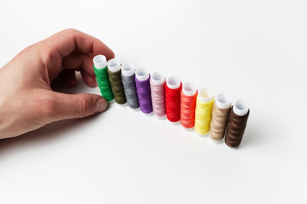 Ręka haftująca kolorowy wzór